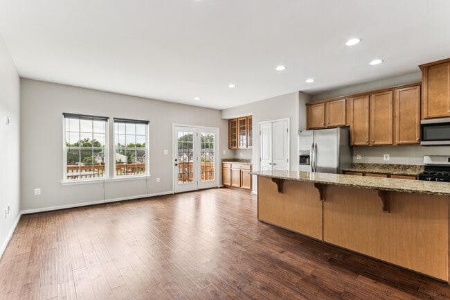 Kitchen & Dining