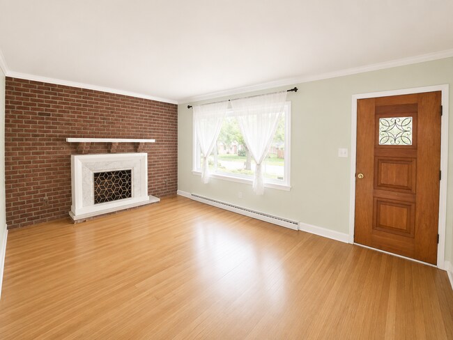 Photo - Huge Renovated 3 Bedroom house in hikespoint!