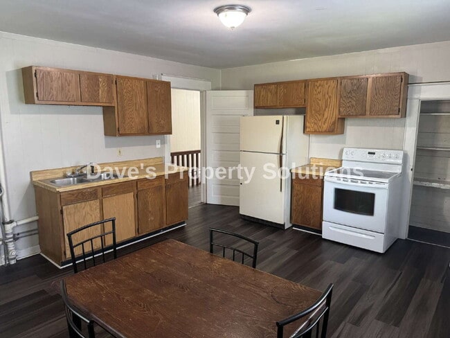 Building Photo - Move-In Ready Upstairs Unit APT B
