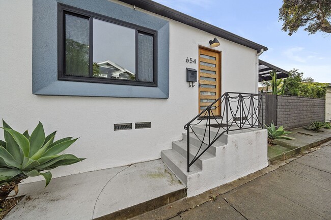 Building Photo - 654 Ozone St, Santa Monica, CA 90405