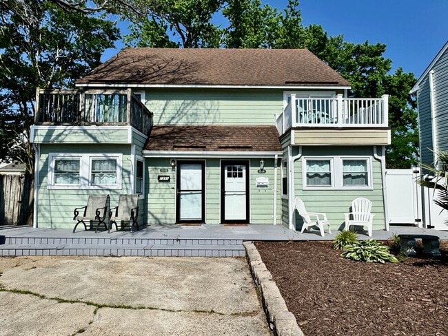 Building Photo - Ready NOW! A Custom Townhouse-Style Duplex Blocks to the Beaches! Fenced Yard - Hot Tub - Pet Fri...