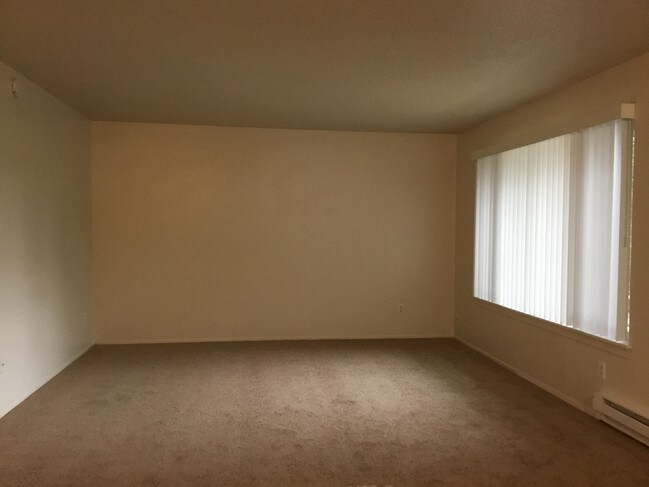 1 BED 1 BATH: LIVINGROOM