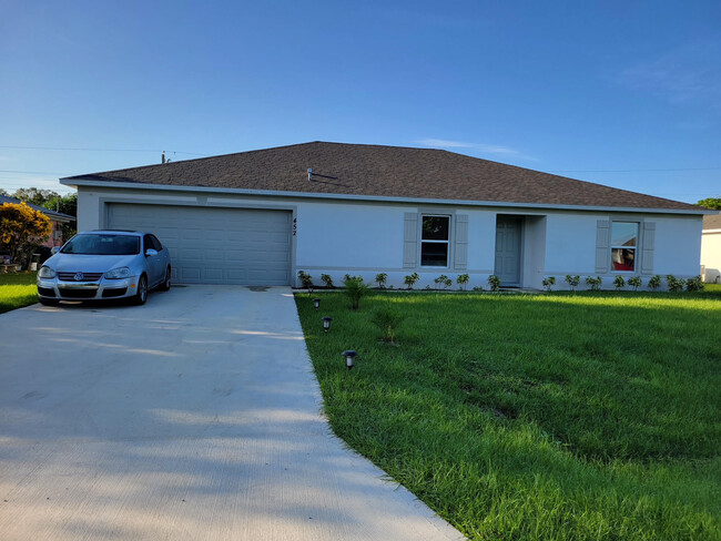 Building Photo - 452 NW Riverside Dr Rental