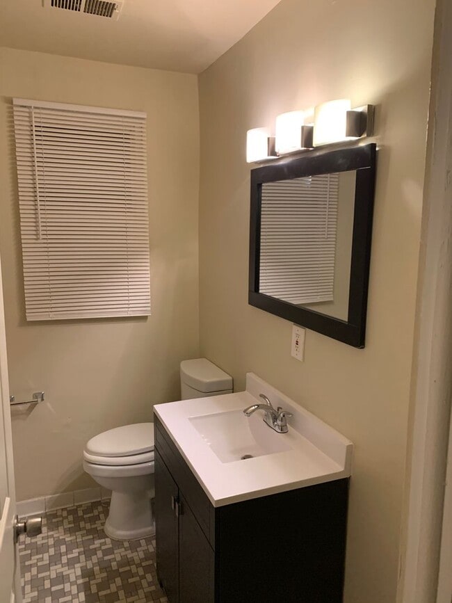 Building Photo - 3211 N 6th St Unit #2