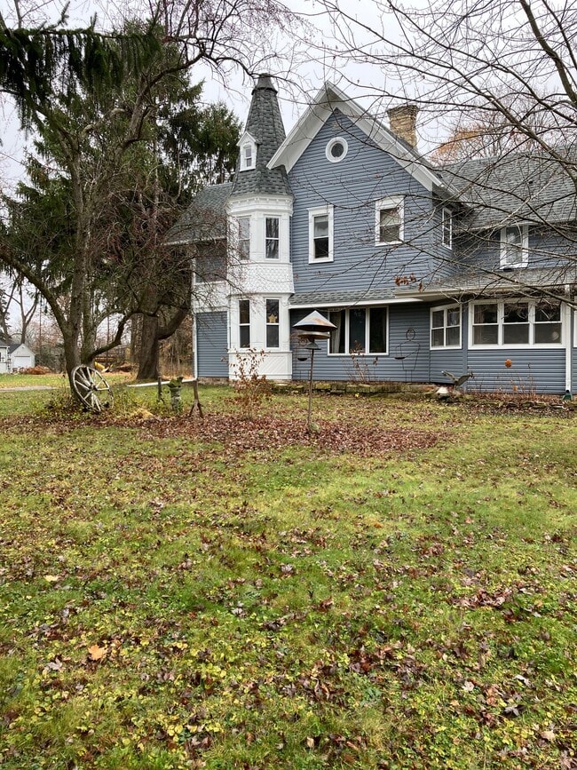 Building Photo - 11901 W Saint Martins Rd Unit upper flat south