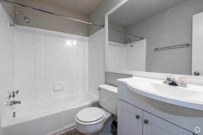 2BR, 1.5BA - 950SF - Full Bath