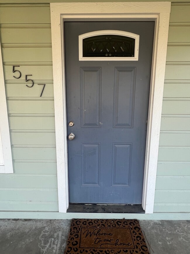 Photo - 557 E Elm St