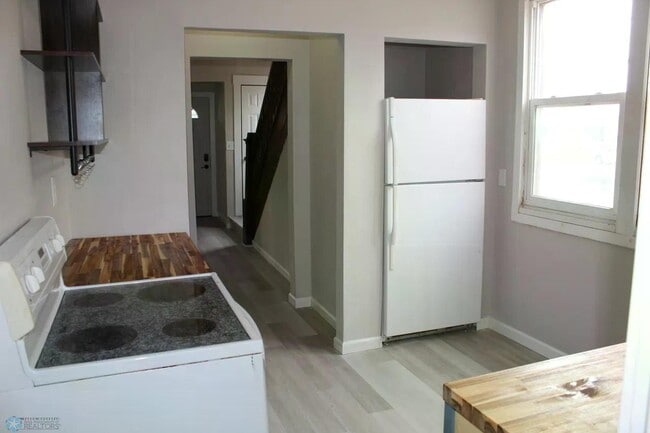 Photo - 921 6th Ave N