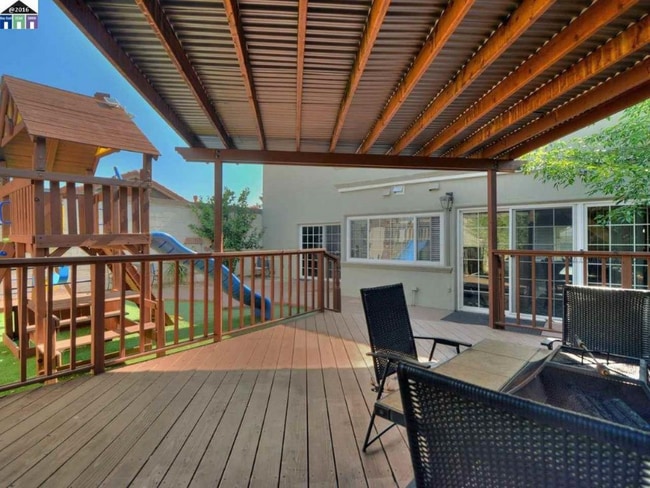 Photo - 3813 Lake Ontario Dr