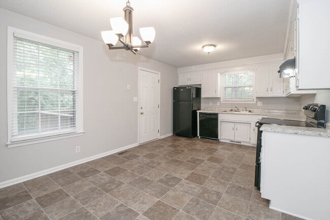 Photo - 398 Louise Ln