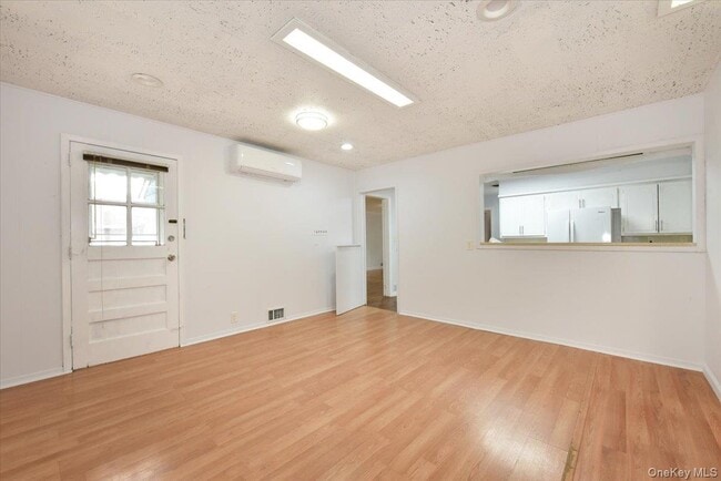 Photo - 75-15 196th Pl