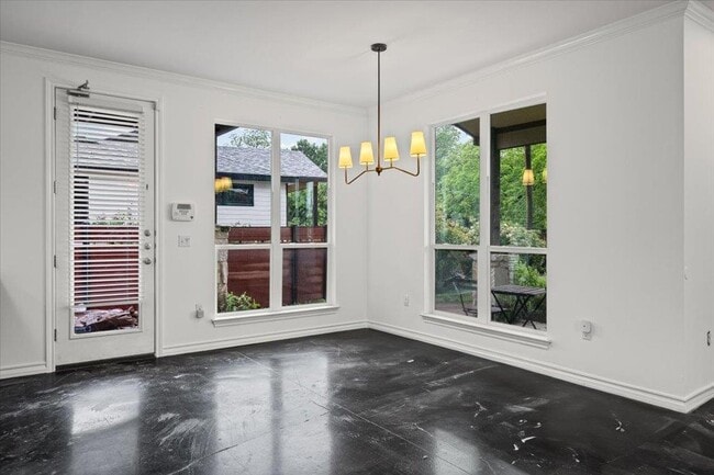 Photo - 2947 Moss St