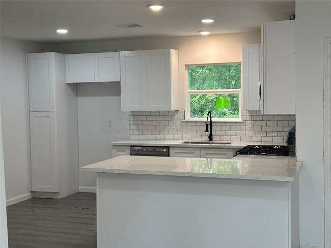 Photo - 5962 Belcrest St