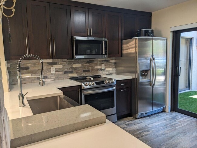 Building Photo - 400 Club Cir Unit 107