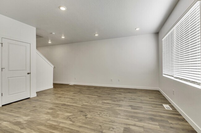 Photo - 869 S Brubaker Way