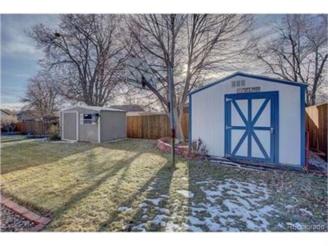 Building Photo - Updated clean and colorful 3 bed 2 bath ranch with a 2-Car garage!