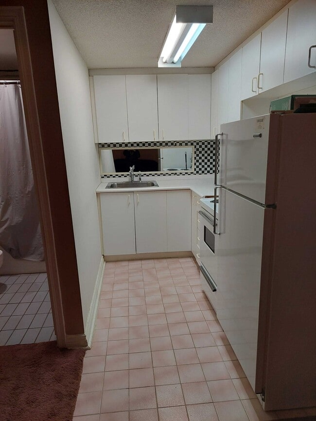 Building Photo - 1 Bedroom + 1 Bathroom Lower Level Unit 2