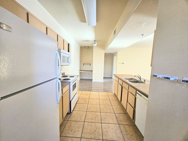 Beautiful 2 bedroom condo with garage. All... - Beautiful 2 bedroom condo with garage. All...