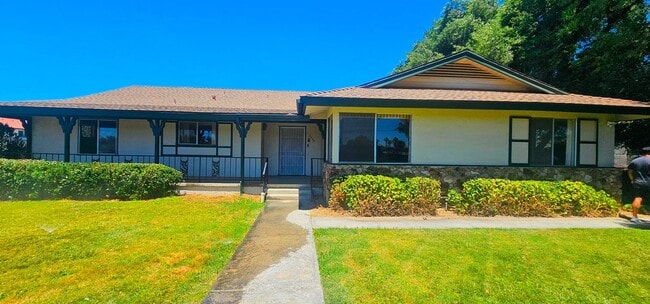 Building Photo - 5 bed 2.5 bath Single Story With 3 CAR Gar... Rental