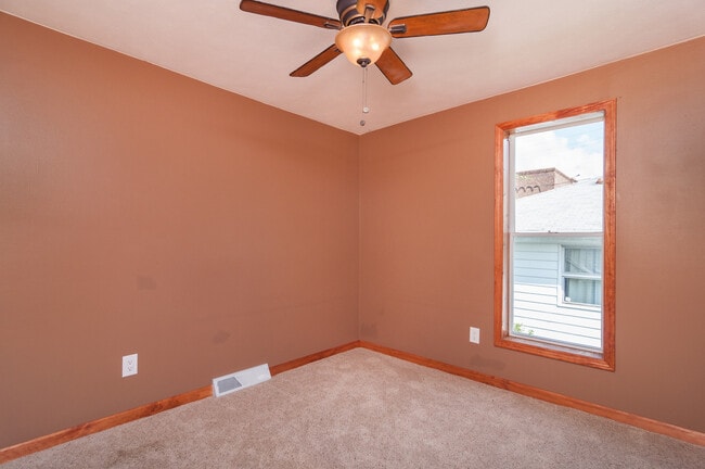 Photo - 735 Emerald Ave NE