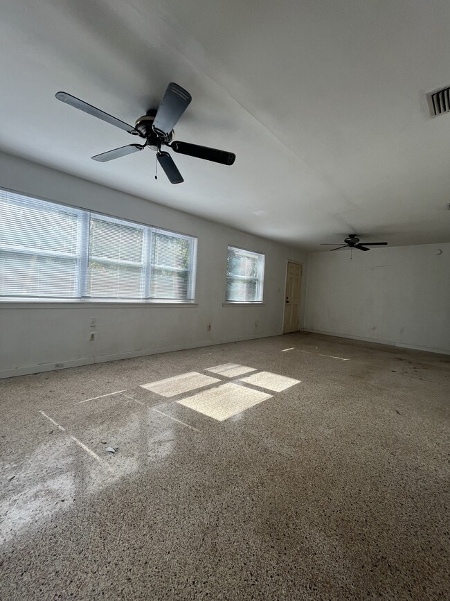 Building Photo - 1109 NE 5th Pl