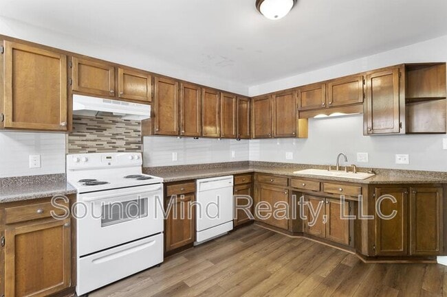 Photo - 112 Lomond Ln