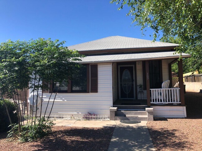 Beautiful Furnished Home in Downtown Kingman! - Beautiful Furnished Home in Downtown Kingman!