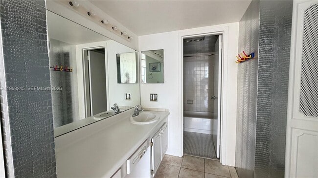 Photo - 20100 W Country Club Dr Unidad 807