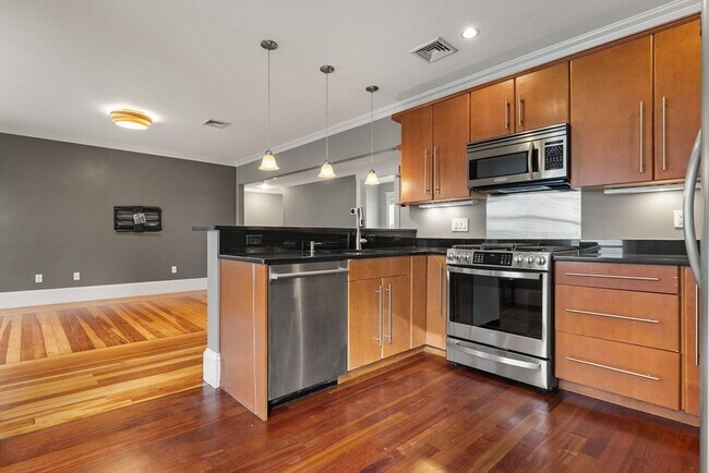 Photo - 22 Clarendon Ave Unit 2