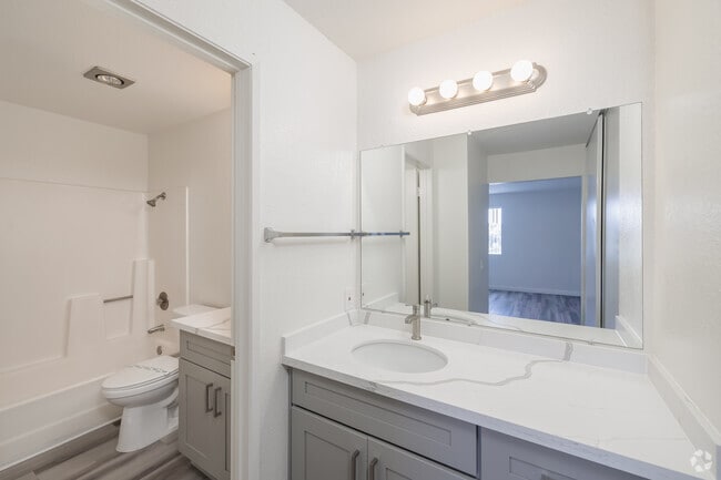 2BR, 2BA - 893SF - Primary Bathroom