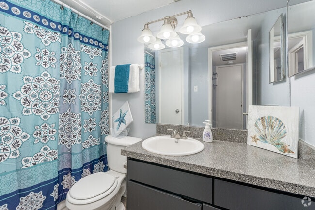 1BR, 1BA - 672SF - Bathroom