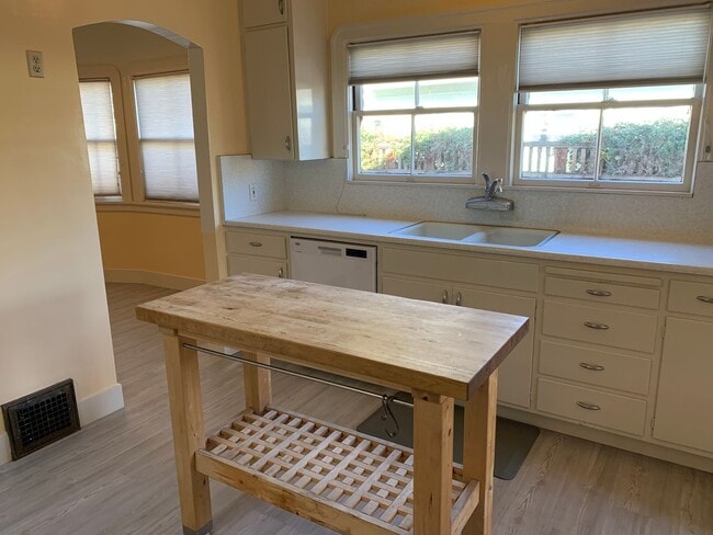 Photo - 3 Bedroom, hardwood floors, garage, A/C, Solar