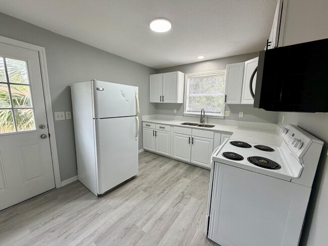 Photo - Cozy Renovated 2BR / 1BA in Downtown Clermont – Prime Location
