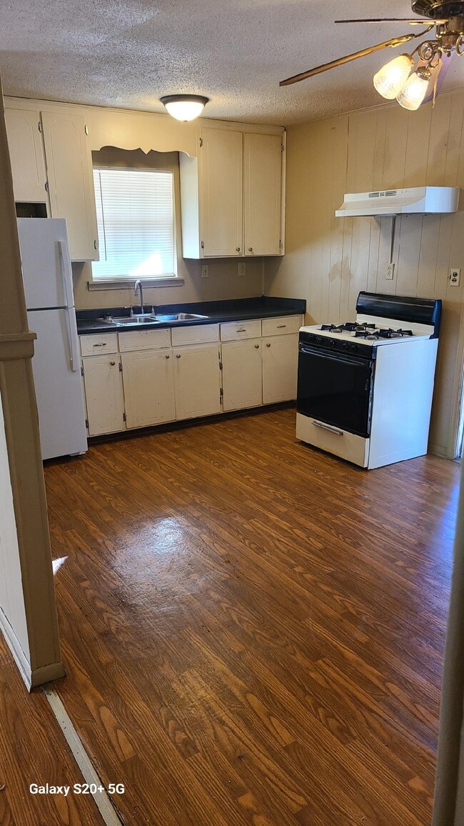 Photo - 2017 Winona Ave