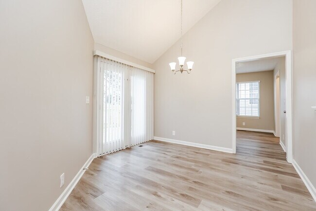 Photo - 121 Cloverfield Ct