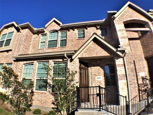 Building Photo - Immaculate 3 Bed 2 Bath Townhome!
