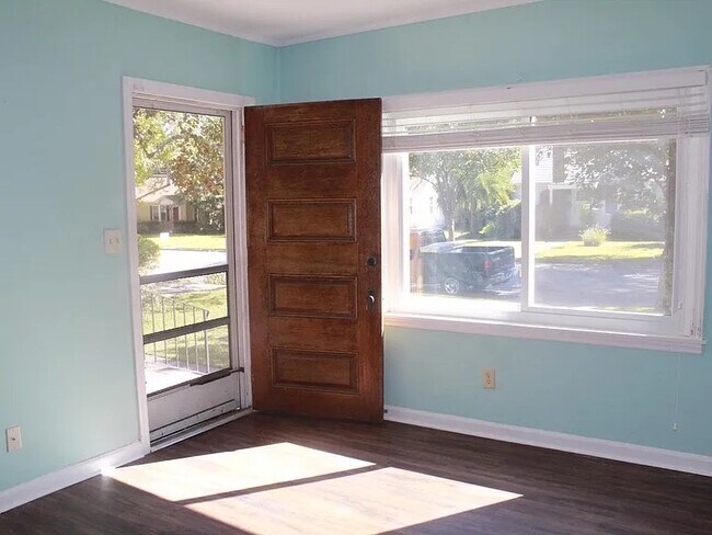 Photo - 136 E 57th St