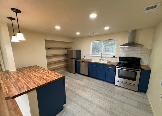 Photo - Stylish 2-Bed Home with Modern Kitchen & S...