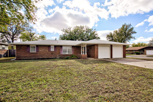 Building Photo - 2835 W Elm Ave Rental