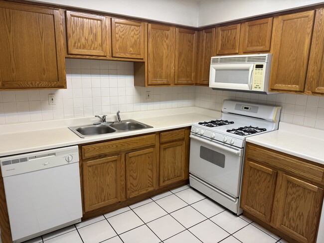 57 Washington Blvd Unit Mundelein 2 bedroom Condo for rent