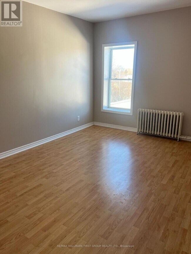 Photo - 730 Simcoe St S Unit 5