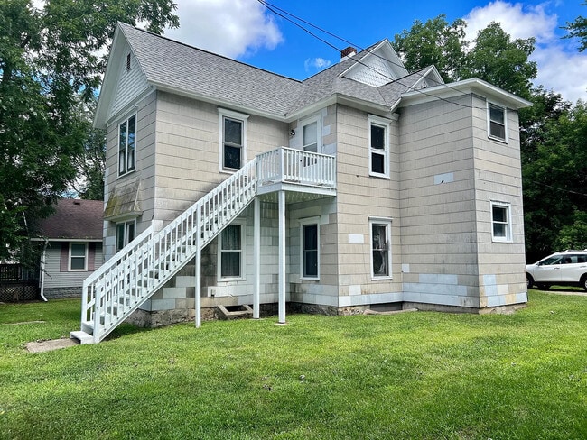 Building Photo - 129 Meachem Ave Unit 2