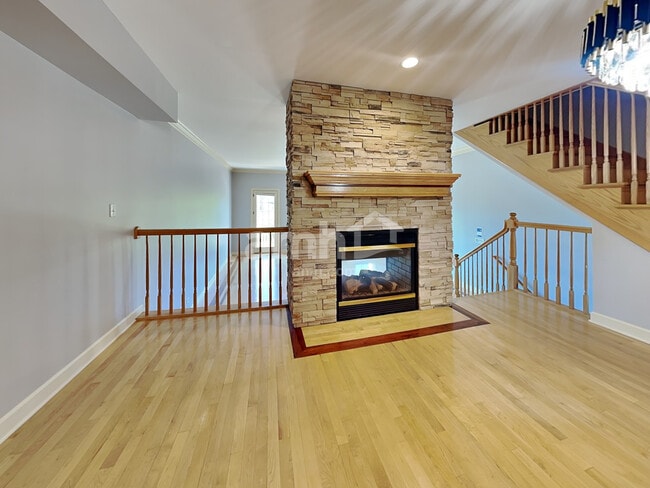 Photo - 576 N River St