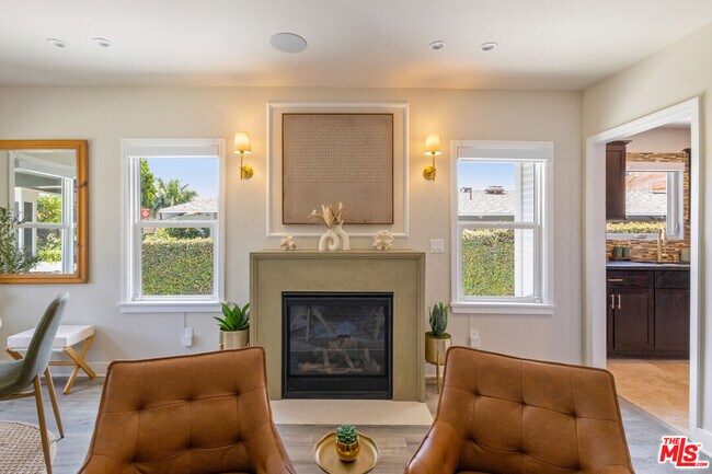 Photo - 725 N Harvard Blvd