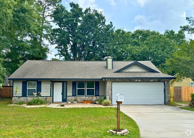 Building Photo - 4/2, fenced in yard and pool access!! Rental