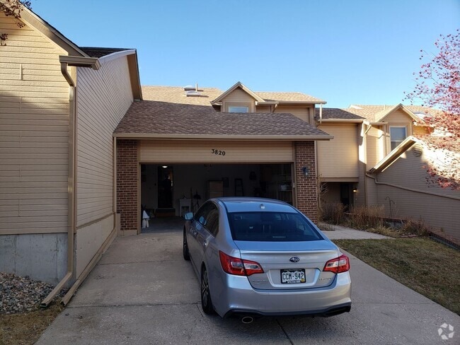 Building Photo - 2 BEDROOM, 2 1/2 BATH TOWNHOME W/2 CAR GAR...