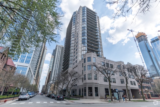 Building Photo - 33 W Delaware Pl Unit 10E Rental