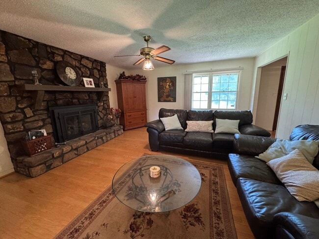 Photo - Furnished 3-Bedroom, 2-Bath Home in Peacef...