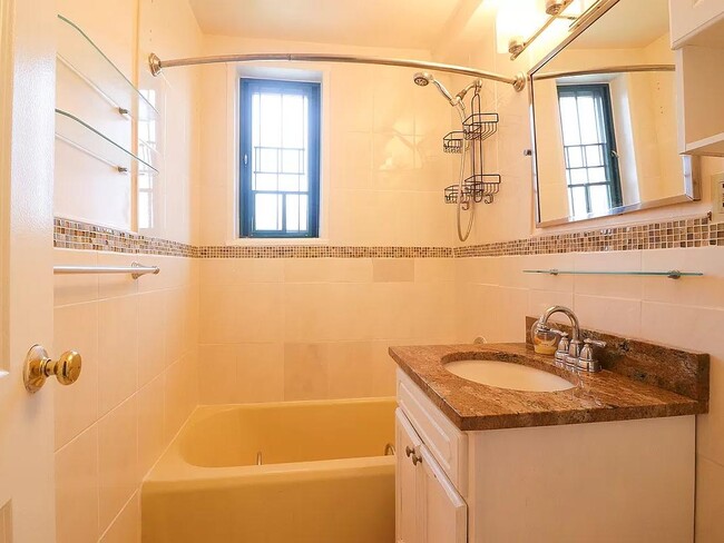 Photo - 5 Metropolitan Oval Unit 7B