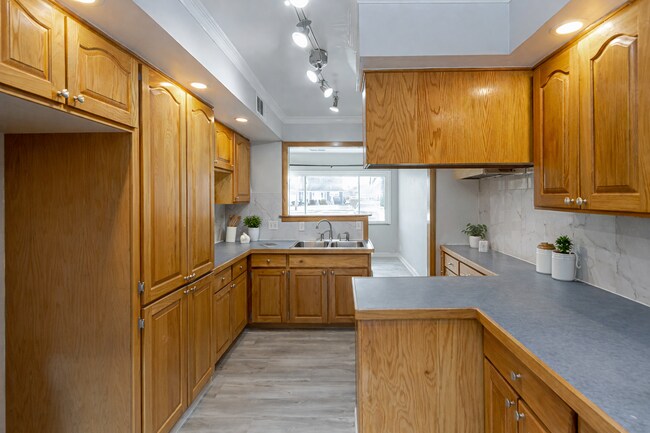 Photo - 533 W 8th St